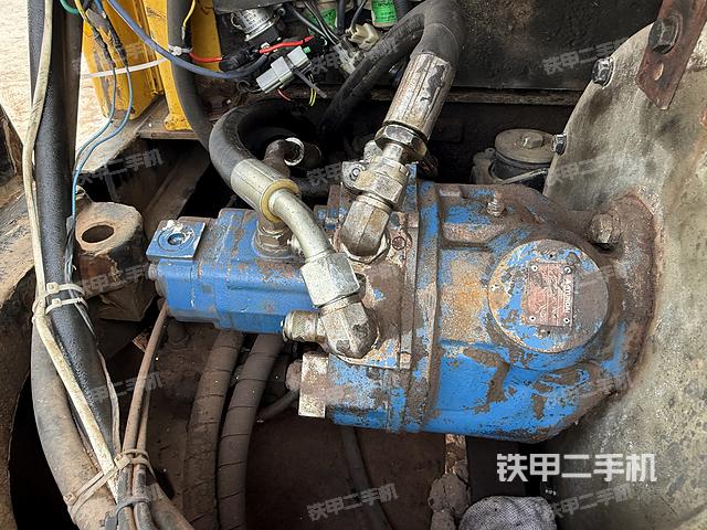 液压泵舱室正面整体（整机外观）