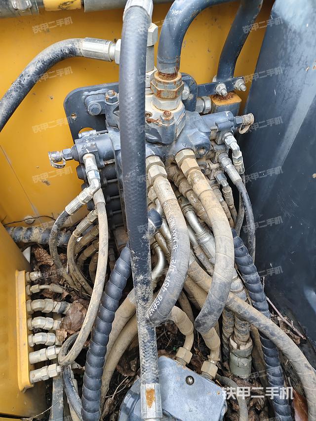 回转马达和主控阀（整机外观）