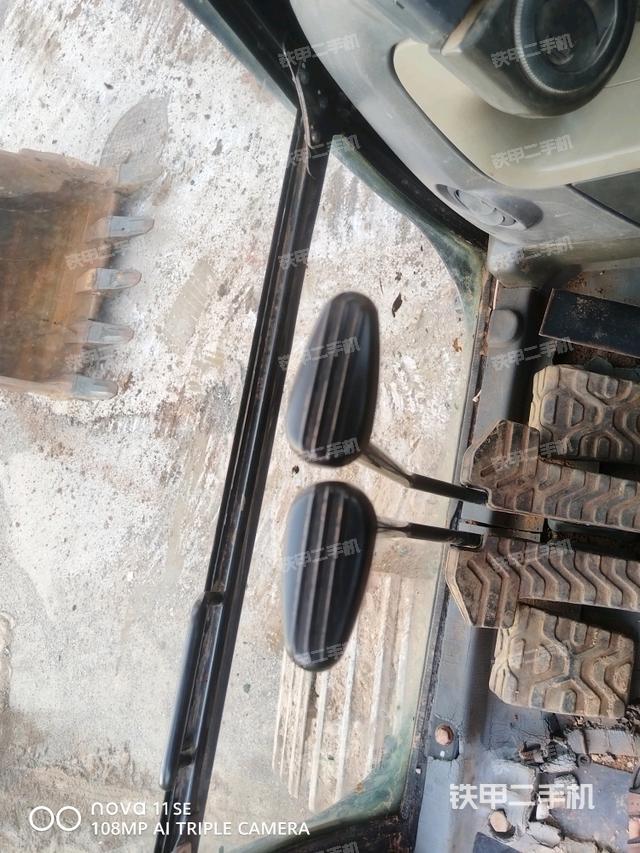 行走控制手柄和踏板 俯拍（驾驶室部分）