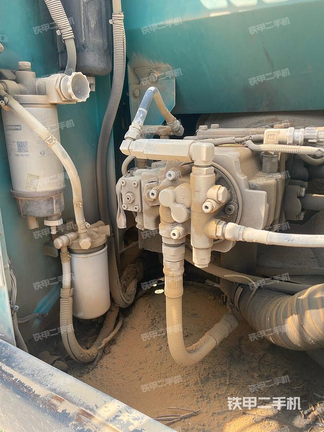 液压泵舱室正面整体(整机外观) 液压泵舱室正面整体(整机外观)