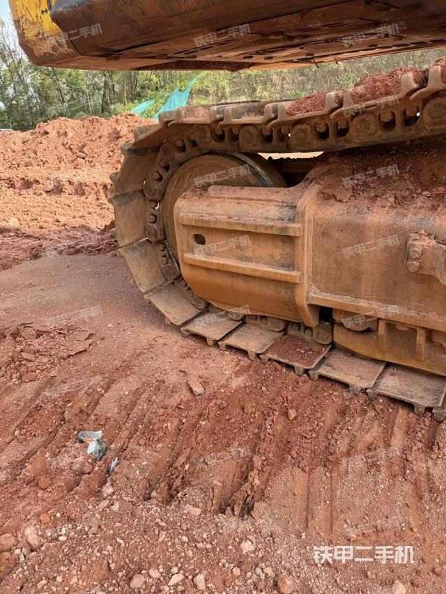 左驅(qū)動輪（行走機(jī)構(gòu)）