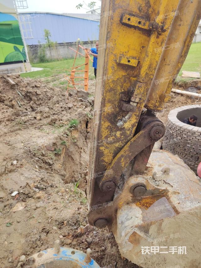 液压泵舱室正面整体（整机外观）