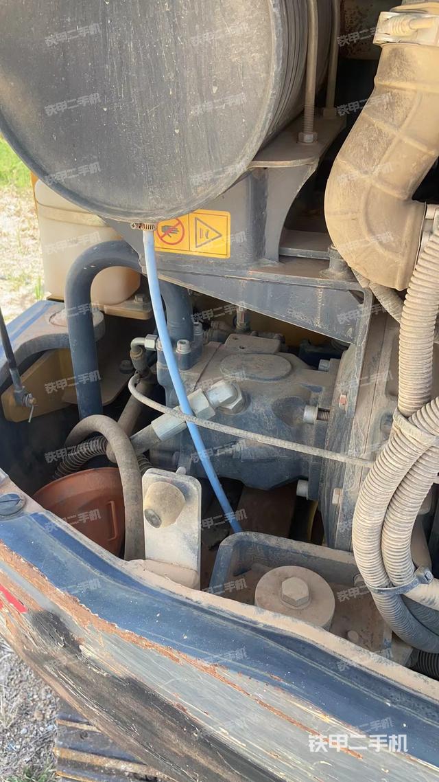 液压泵舱室正面整体(整机外观) 液压泵舱室正面整体(整机外观)