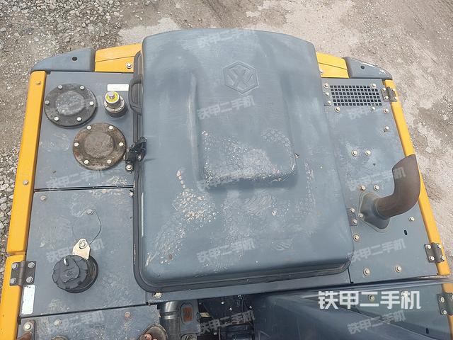 液压泵舱室正面整体（整机外观）