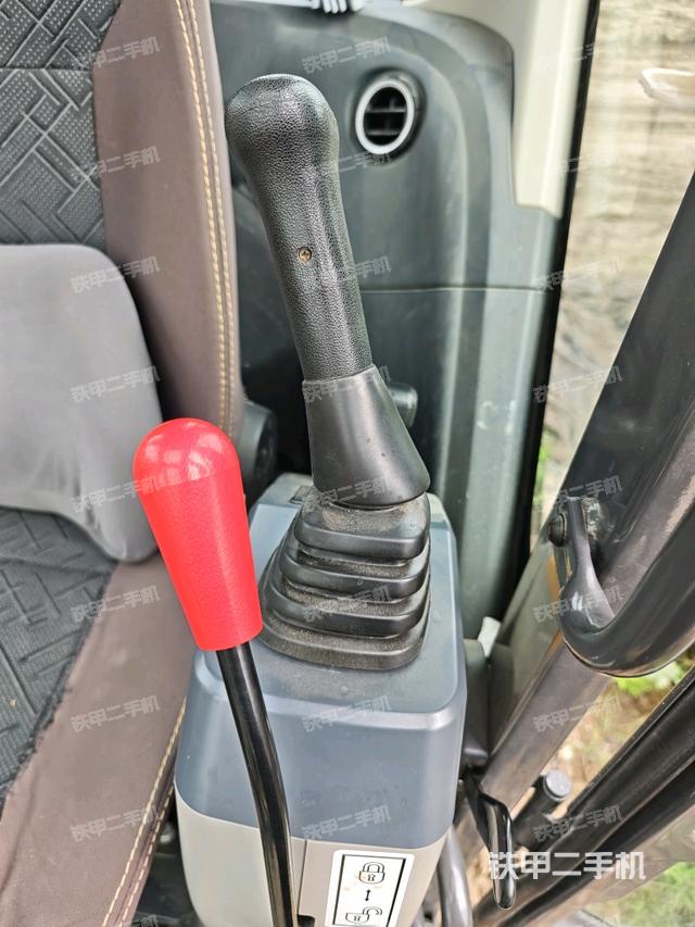 座椅右侧控制台/钥匙门/油门/含右手柄（驾驶室部分）