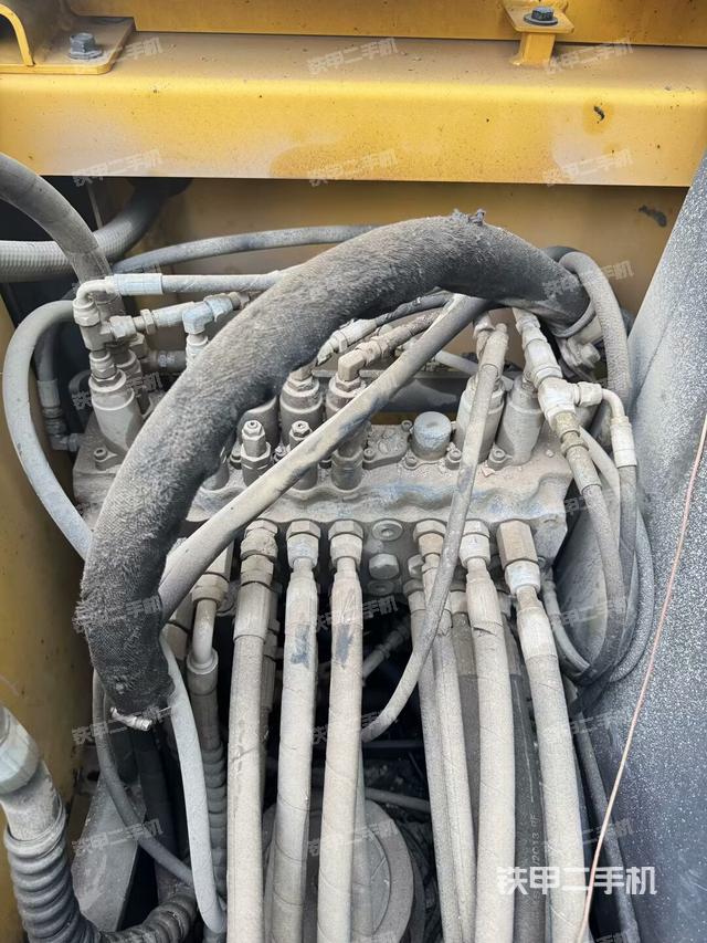 回转马达和主控阀（整机外观）