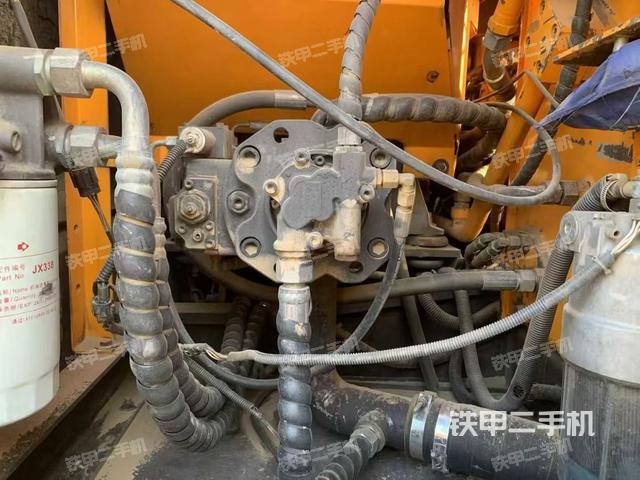 液壓泵艙室正面整體（整機外觀）