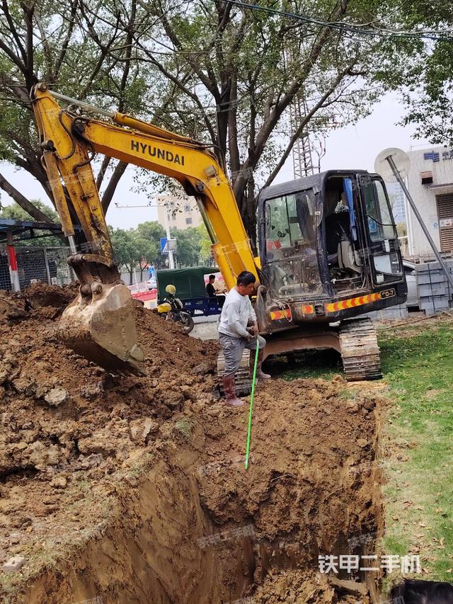 现代R60-7挖掘机