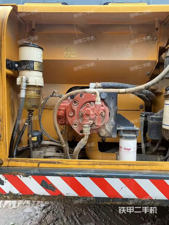 液压泵舱室正面整体（整机外观）