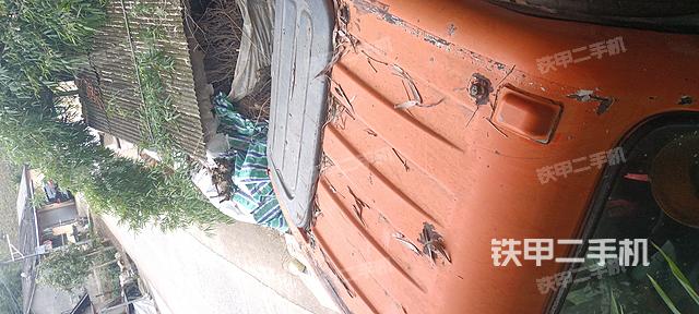 驾驶室顶部(整机外观) 驾驶室顶部(整机外观)