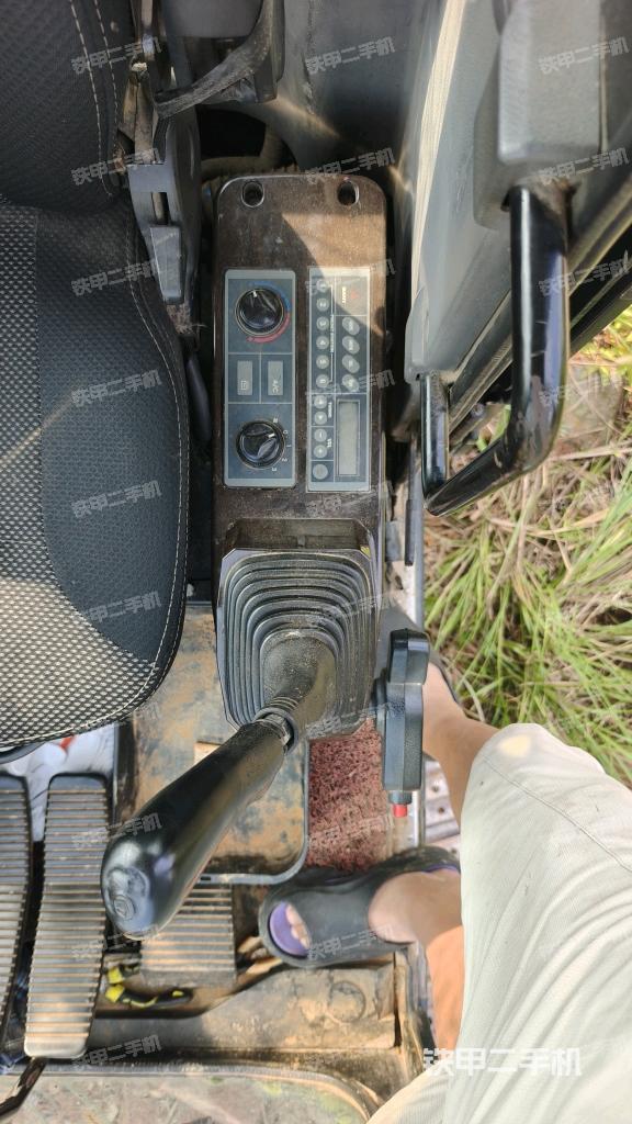 座椅左側(cè)控制臺/音響/含左手柄（駕駛室部分）