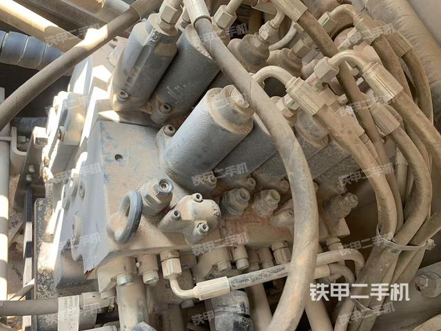 回轉馬達和主控閥（整機外觀）