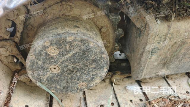 右驅(qū)動輪（行走機構(gòu)）