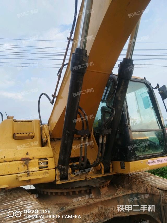 大臂油缸整体 竖拍（工作和回转装置）