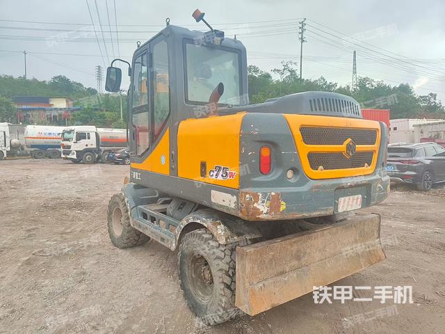 液壓泵艙室正面整體（整機(jī)外觀(guān)）