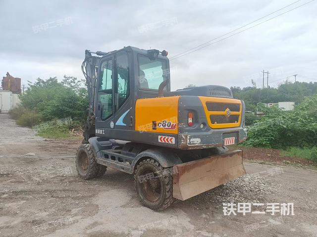 液压泵舱室正面整体（整机外观）