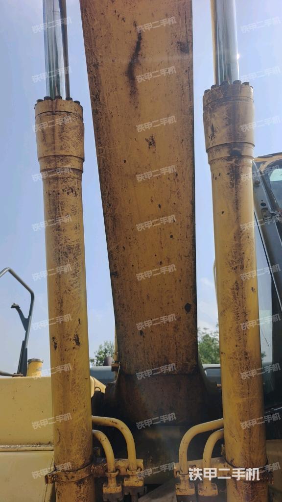 大臂油缸整体 竖拍（工作和回转装置）