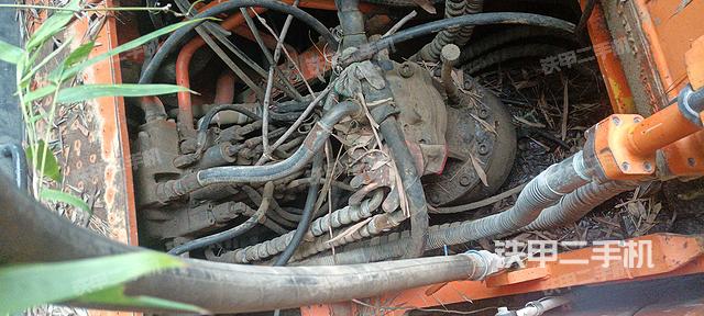 回转马达和主控阀(整机外观) 回转马达和主控阀(整机外观)