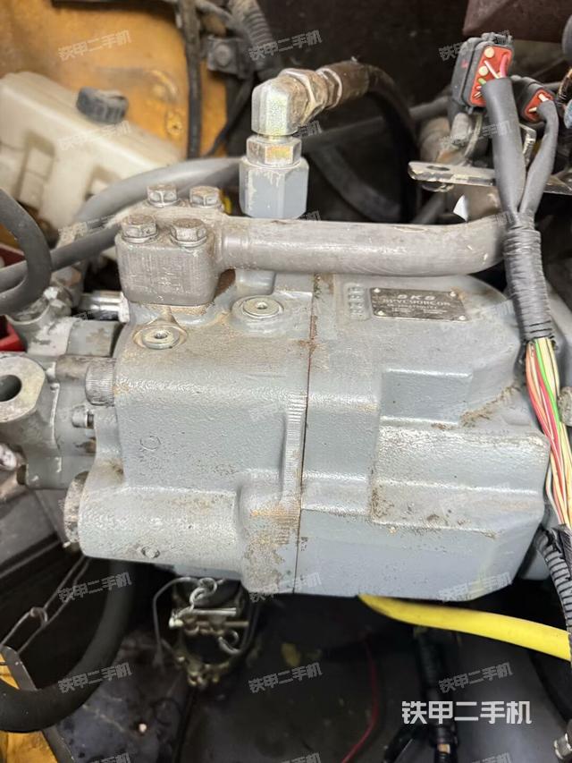 液压泵舱室正面整体（整机外观）