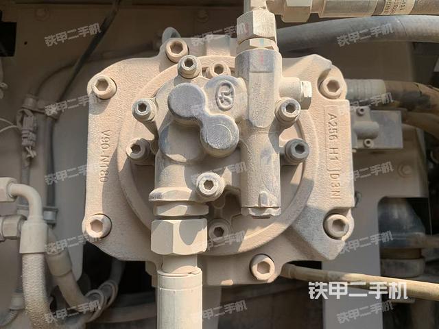 液壓泵艙室正面整體（整機外觀）