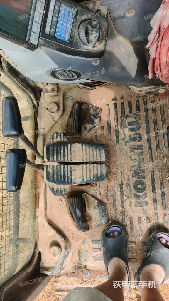 行走控制手柄和踏板 俯拍（驾驶室部分）