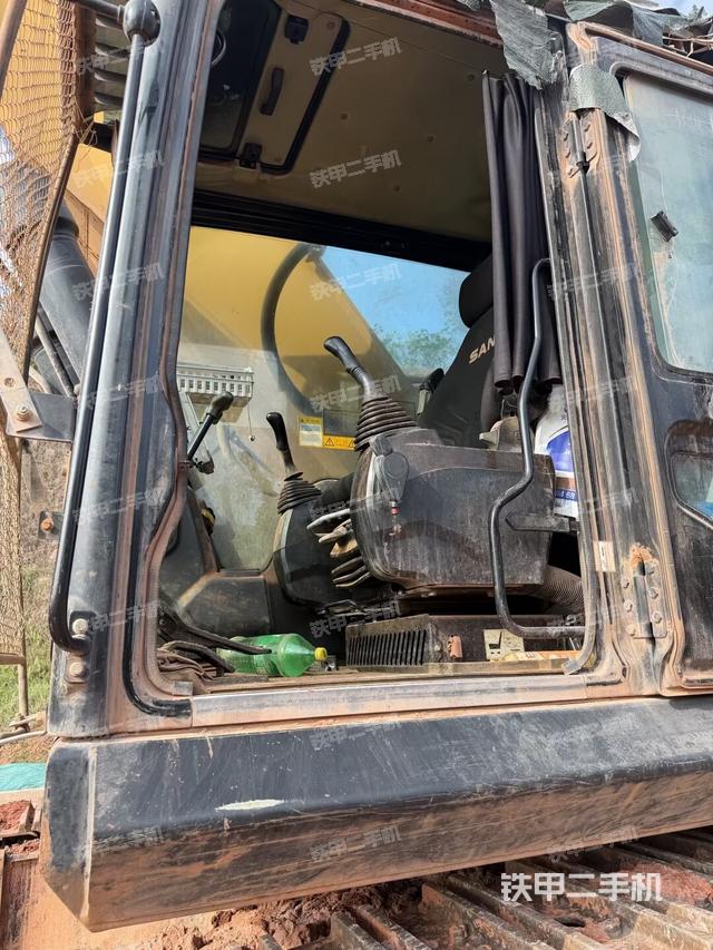 行走控制手柄和踏板?俯拍（駕駛室部分）