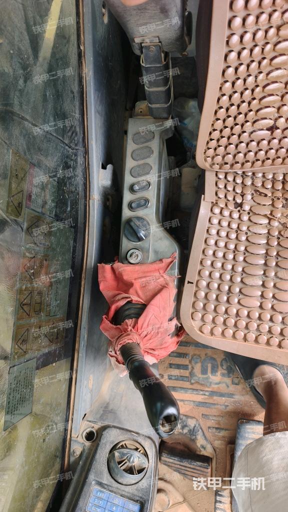 座椅右侧控制台/钥匙门/油门/含右手柄（驾驶室部分）