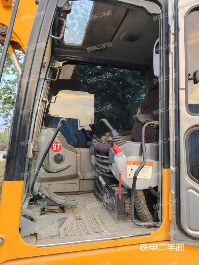 駕駛室整體（整機(jī)外觀）