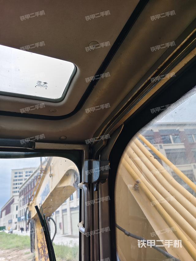 驾驶室顶部（整机外观）