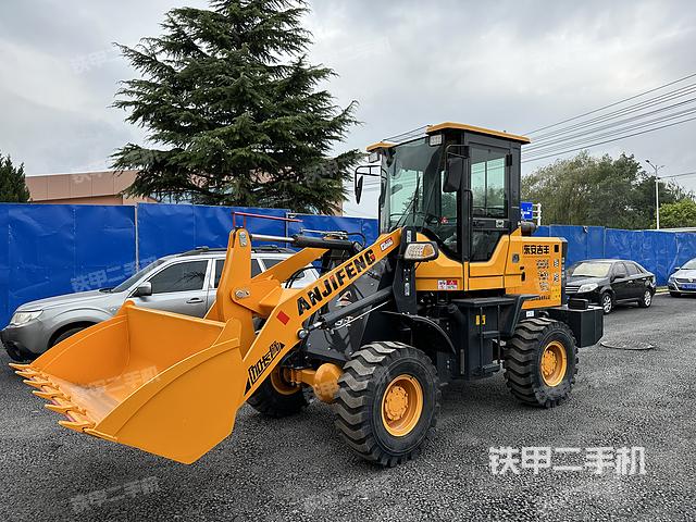 工作装置整体(整机外观及大件) 工作装置整体(整机外观及大件)