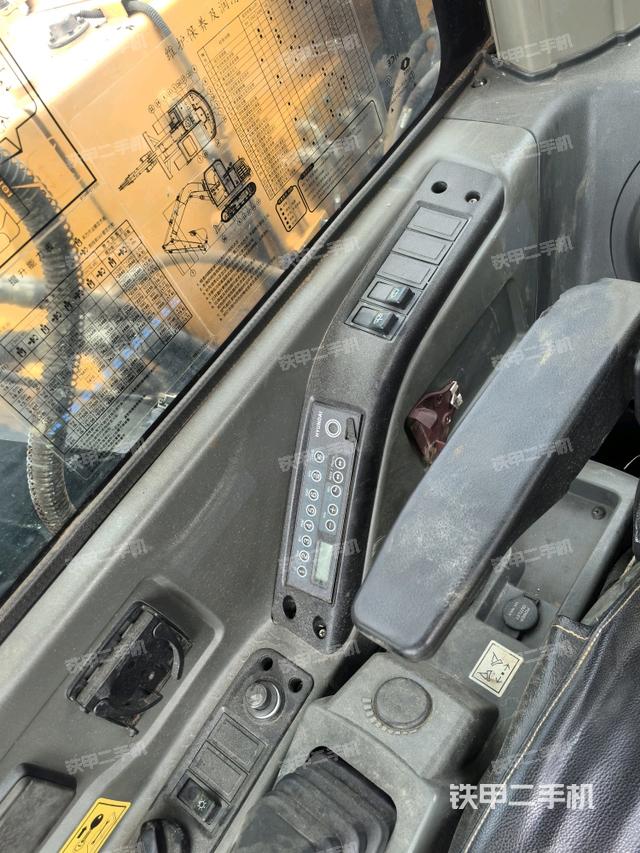 座椅右侧控制台/钥匙门/油门/含右手柄（驾驶室部分）