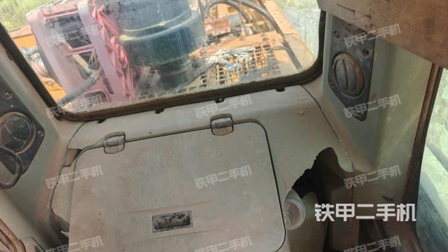 行走控制手柄和踏板?俯拍（駕駛室部分）