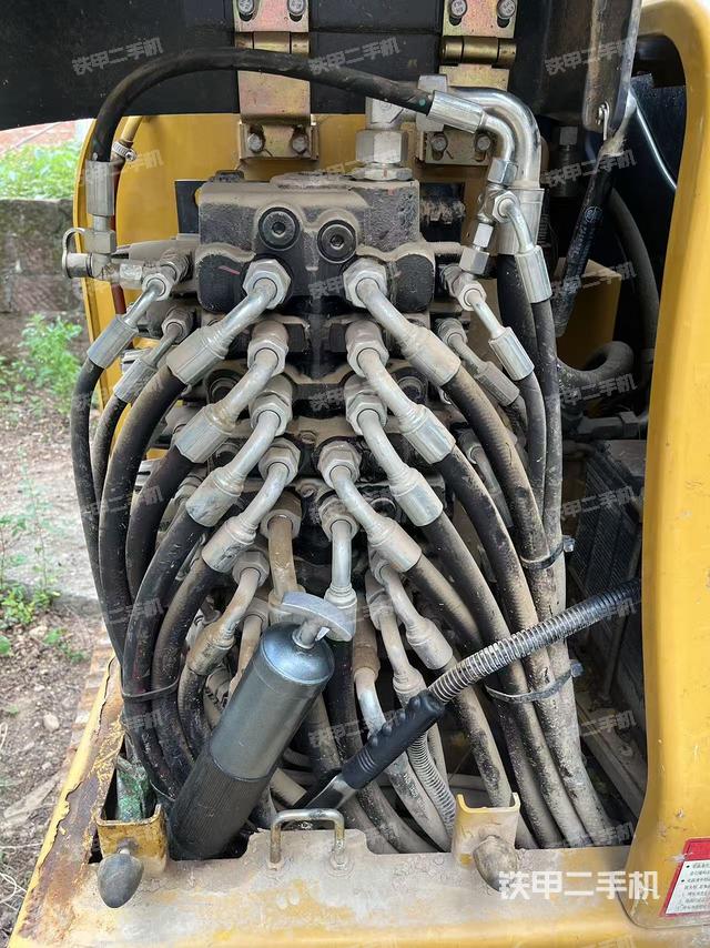 回轉(zhuǎn)馬達(dá)和主控閥（整機(jī)外觀）