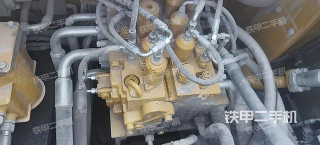 回轉(zhuǎn)馬達(dá)和主控閥（整機(jī)外觀）