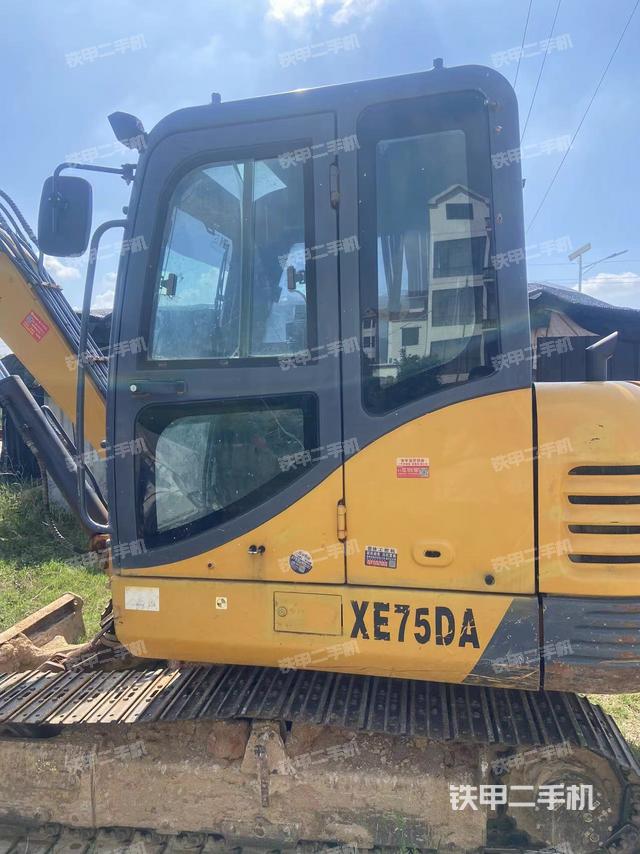 驾驶室顶部(整机外观) 驾驶室顶部(整机外观)