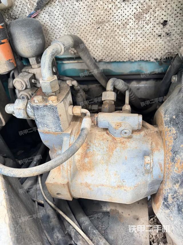 液压泵舱室正面整体（整机外观）