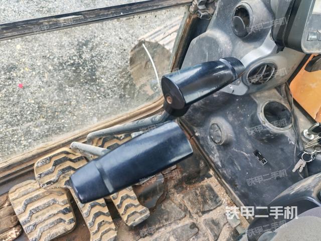 行走控制手柄和踏板?俯拍（駕駛室部分）