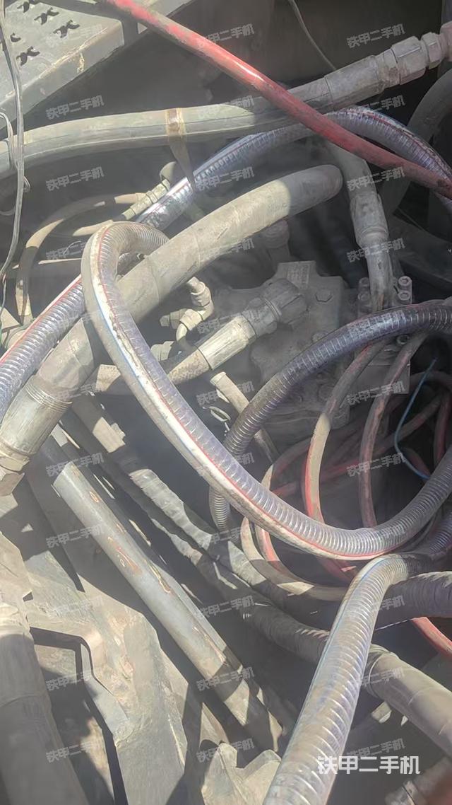 回转马达和主控阀（整机外观）