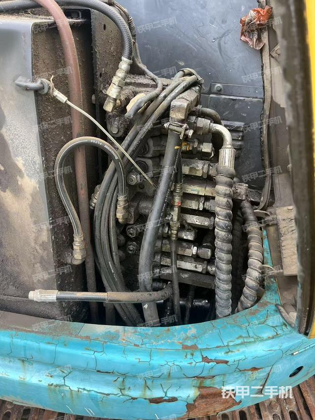 回转马达和主控阀（整机外观）