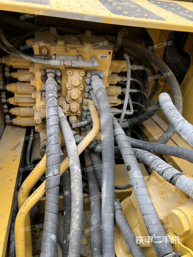 回轉(zhuǎn)馬達(dá)和主控閥（整機(jī)外觀）