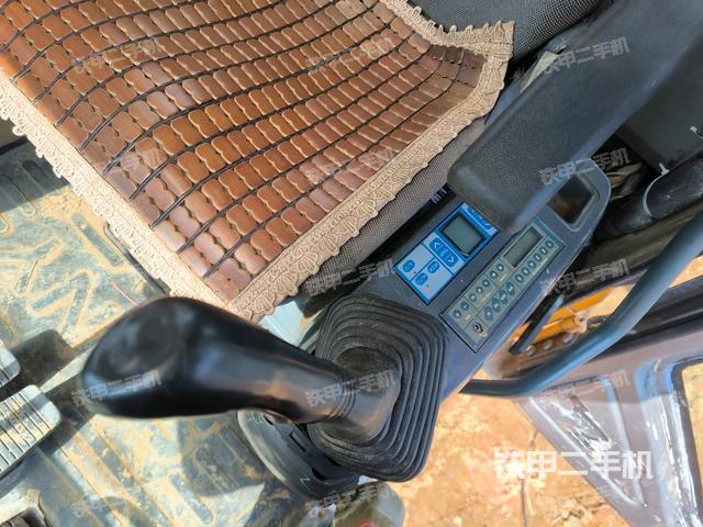 行走控制手柄和踏板?俯拍（駕駛室部分）