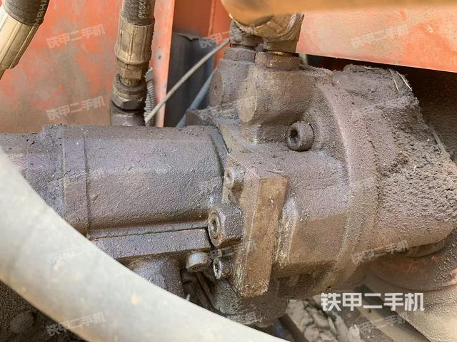 液壓泵艙室正面整體（整機外觀）