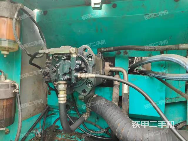 液压泵舱室正面整体（整机外观）