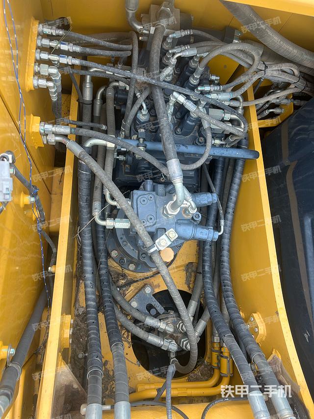 回转马达和主控阀（整机外观）