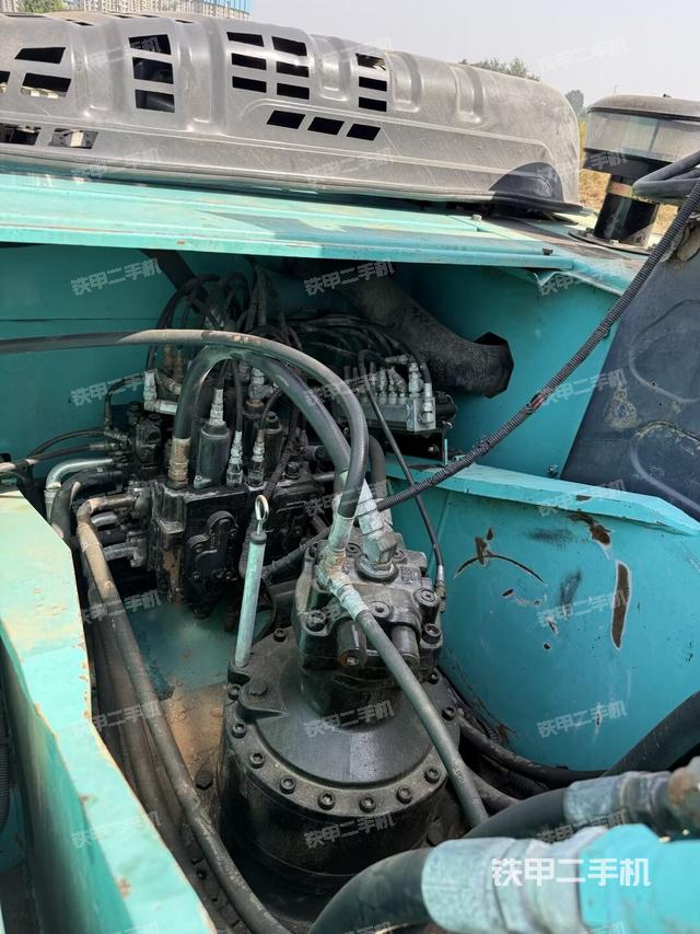 回轉(zhuǎn)馬達(dá)和主控閥（整機(jī)外觀）