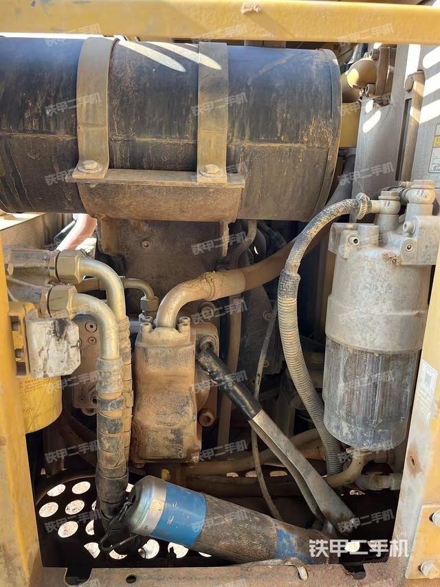 液壓泵艙室正面整體（整機外觀）