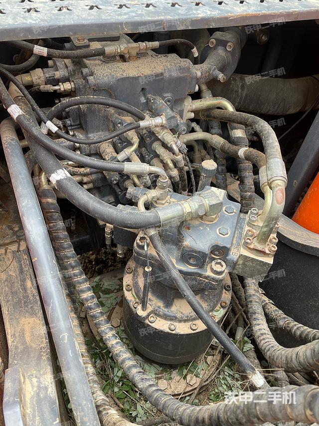 回转马达和主控阀（整机外观）