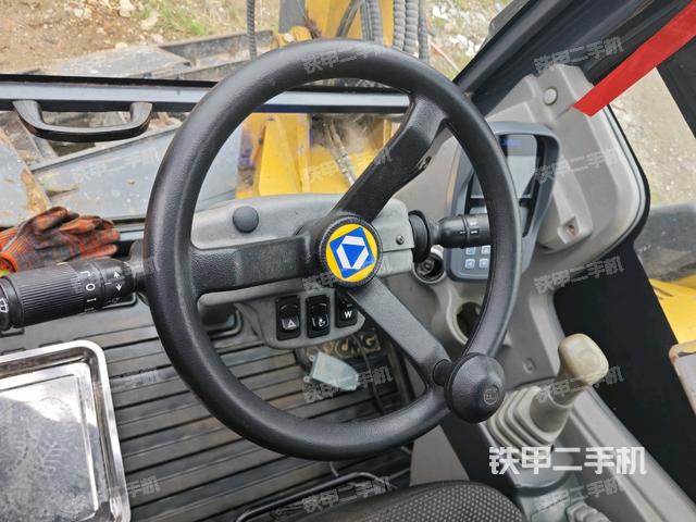 行走控制手柄和踏板 俯拍（驾驶室部分）