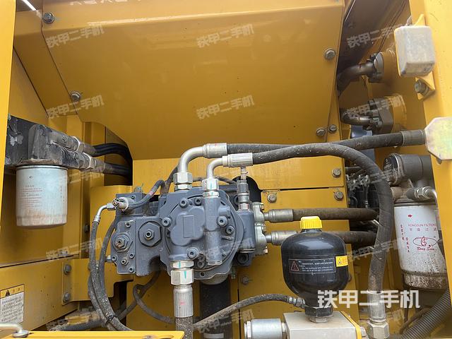 液压泵舱室正面整体（整机外观）