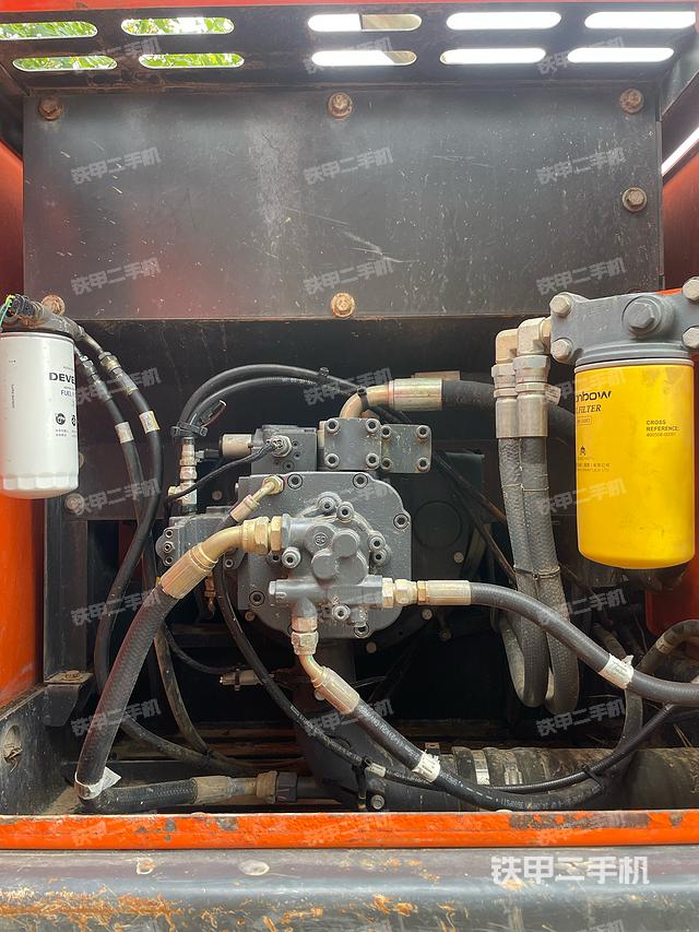 液压泵舱室正面整体（整机外观）